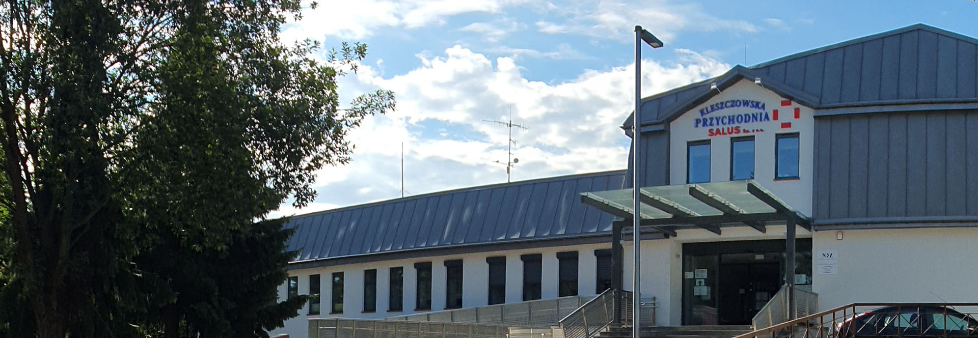 Widok głównego wejścia do Przychodni